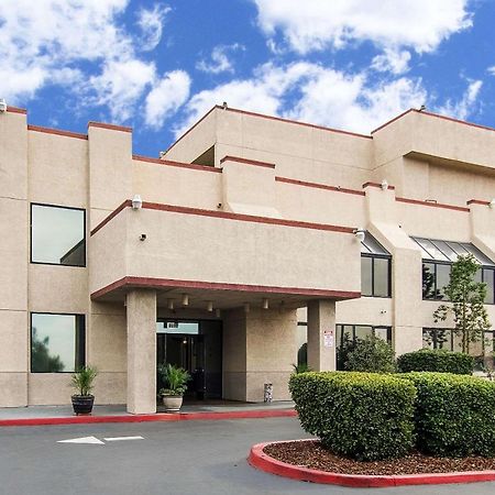 סן ברנרדינו San Bernandino Inn & Suites מראה חיצוני תמונה