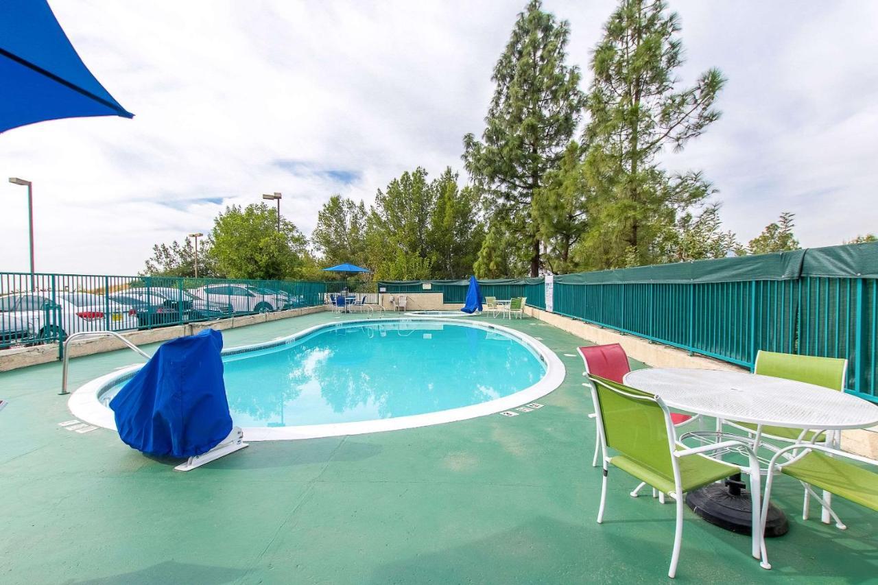 סן ברנרדינו San Bernandino Inn & Suites מראה חיצוני תמונה